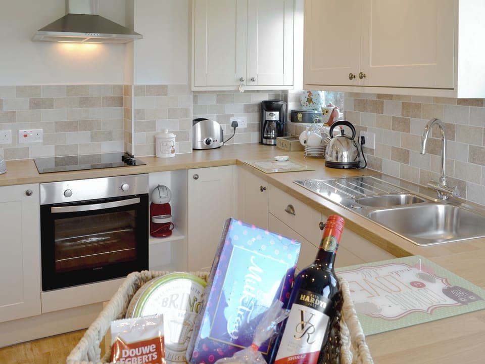 Delightful, well equipped kitchen | Salem Fach, Llanfairynghornwy