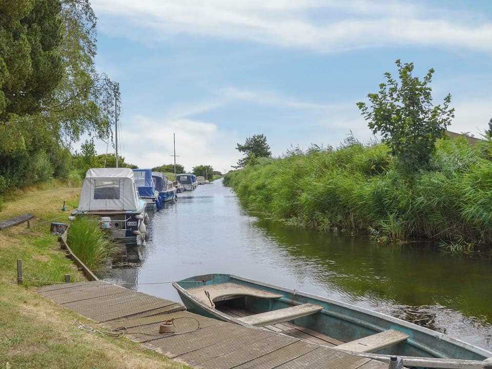 Private 7 yards of single line mooring for visitor&rsquo;s own boat. Rowing dinghy available | Bridge End, Bridge Way - Bridge House Holidays, Waxham