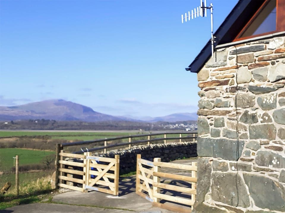 Stunning position overlooking Cardigan Bay | The Barn, Talsarnau, near Harlech
