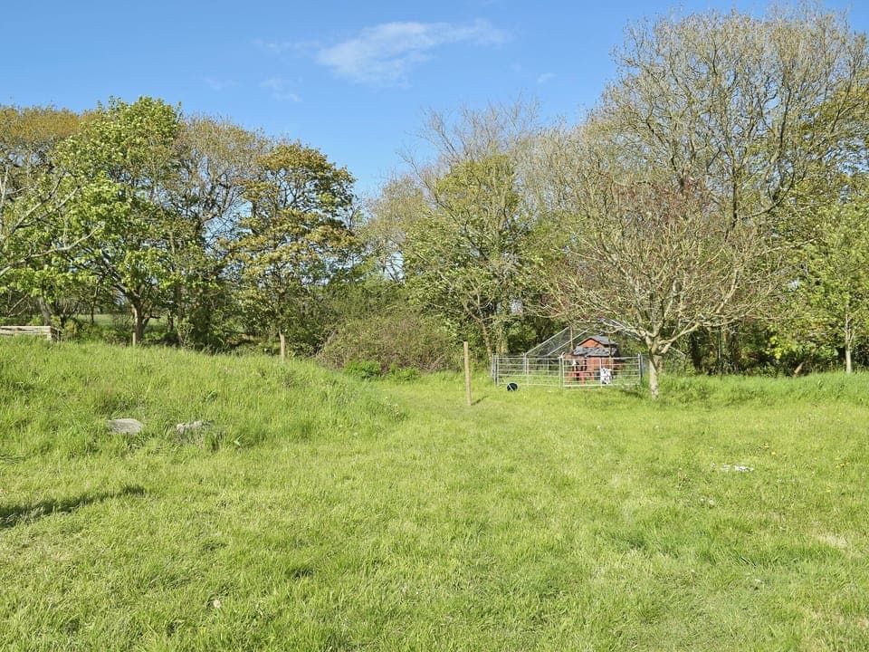 Extensive mature grounds | Popehill Farm Apartment, Popehill, near Johnston