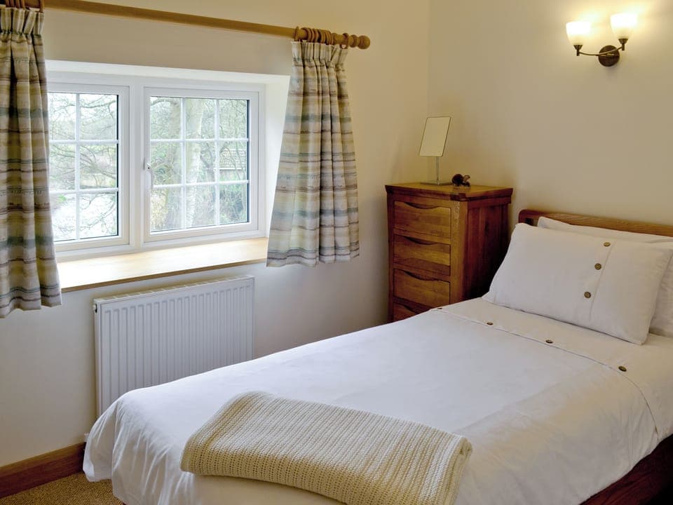 Relaxing single bedroom | Herons&rsquo; Weir - Jeffries Mill Cottages, Spring Gardens, Frome