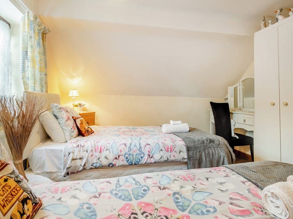 Twin bedroom | Pear Tree Cottage, Banham