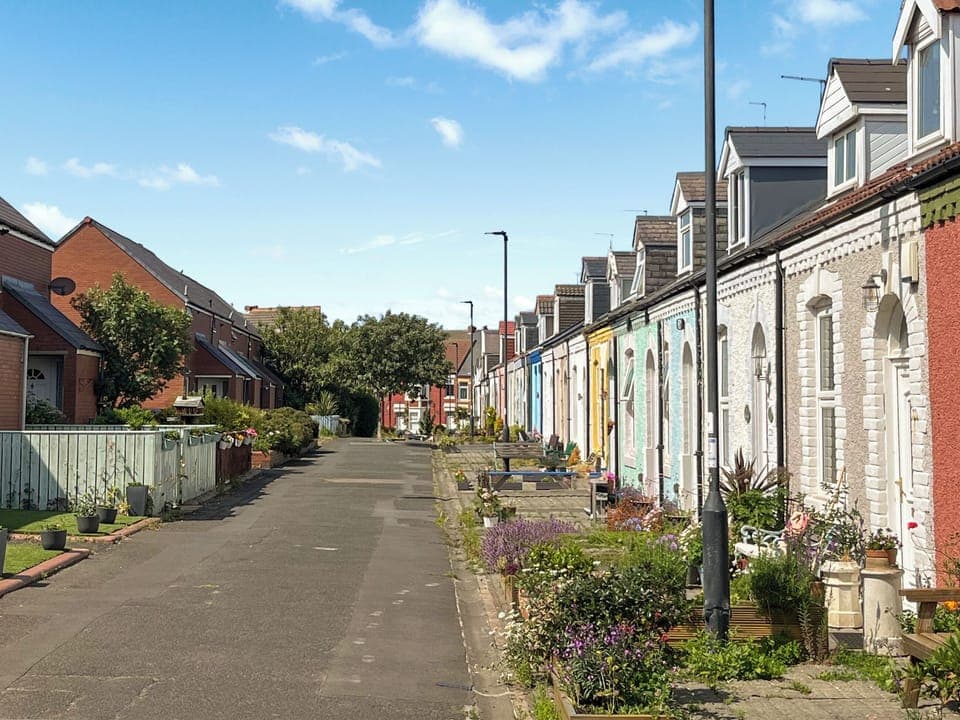 Simpson Street. Pebble Cottage sits in the middle of this pretty row of historic fisherman&acute;s dwellings | Pebble Cottage, Cullercoats, near Tynemouth