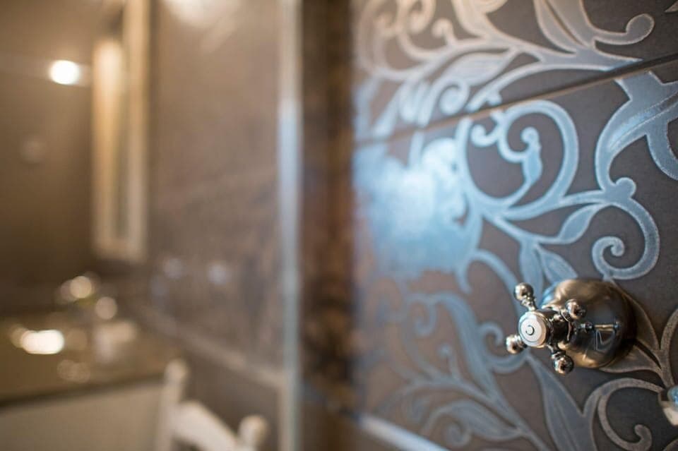 Suite (Argentan) | Bathroom | Free toiletries, hair dryer, bathrobes, towels