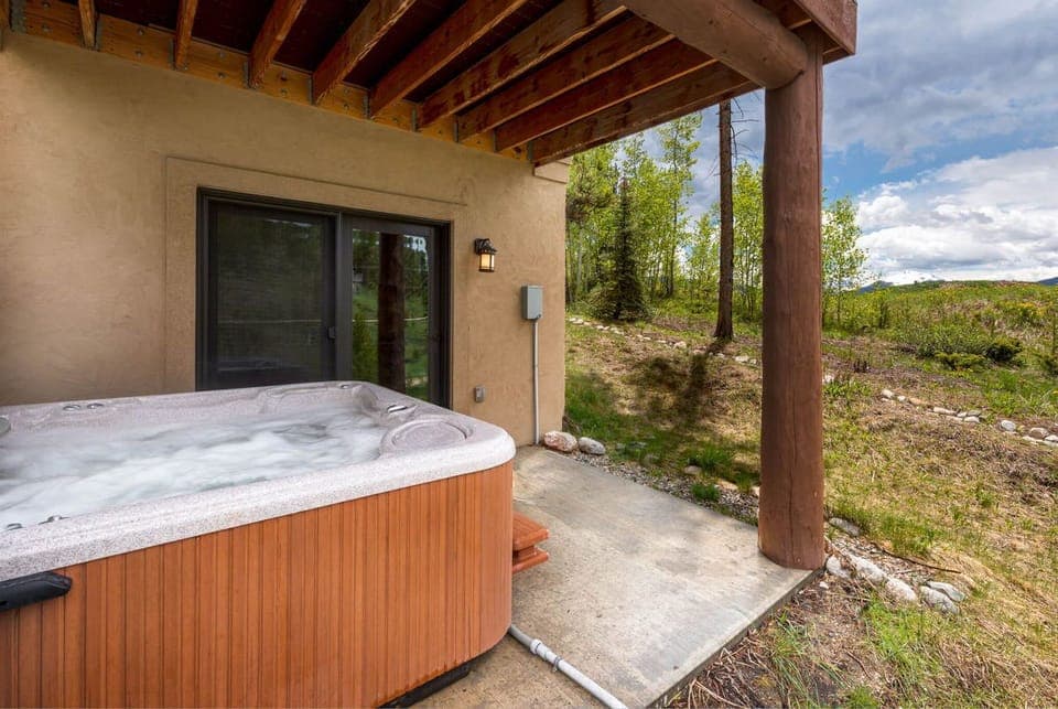 Sprawling nature views from the private hot tub
