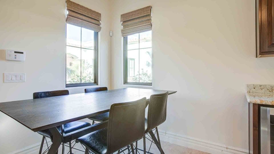 Guest House - 4 person dining table next to kitchenette