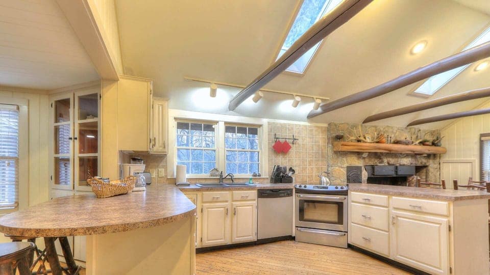 Eat-in kitchen with lots of counterspace