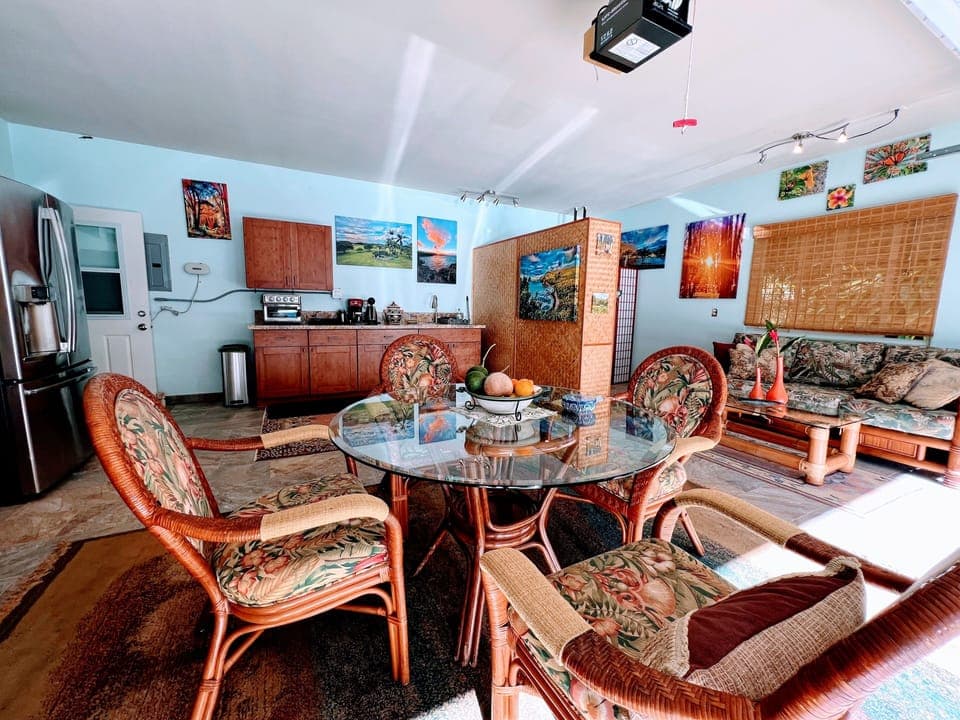 ♥️Converted 2-door garage kitchenette with living & dining room & laundry area👍