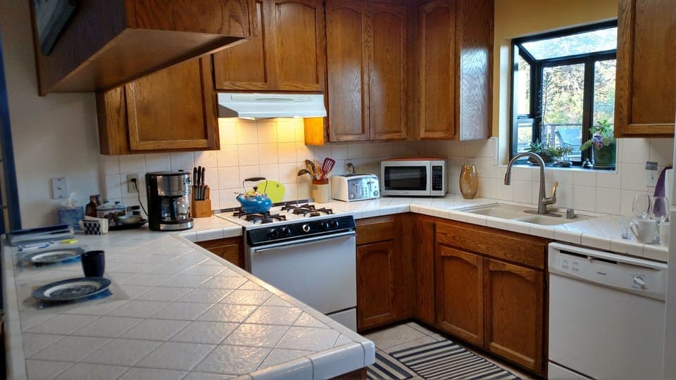 Light & Bright fully stocked kitchen with new gas convection oven