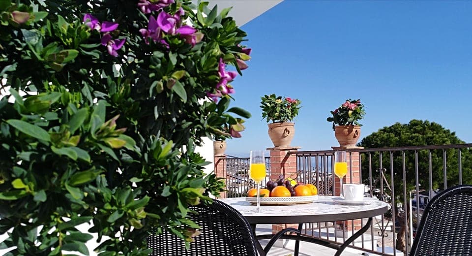 Deluxe Suite | Egyptian cotton sheets, premium bedding, free minibar items