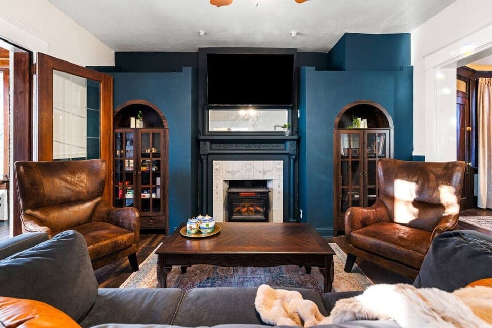 Welcome to the heart of the home – Sink into vintage leather armchairs and gather around the ornate fireplace in this character-filled living room. It`s perfect for unwinding after a day exploring Pittsburgh.