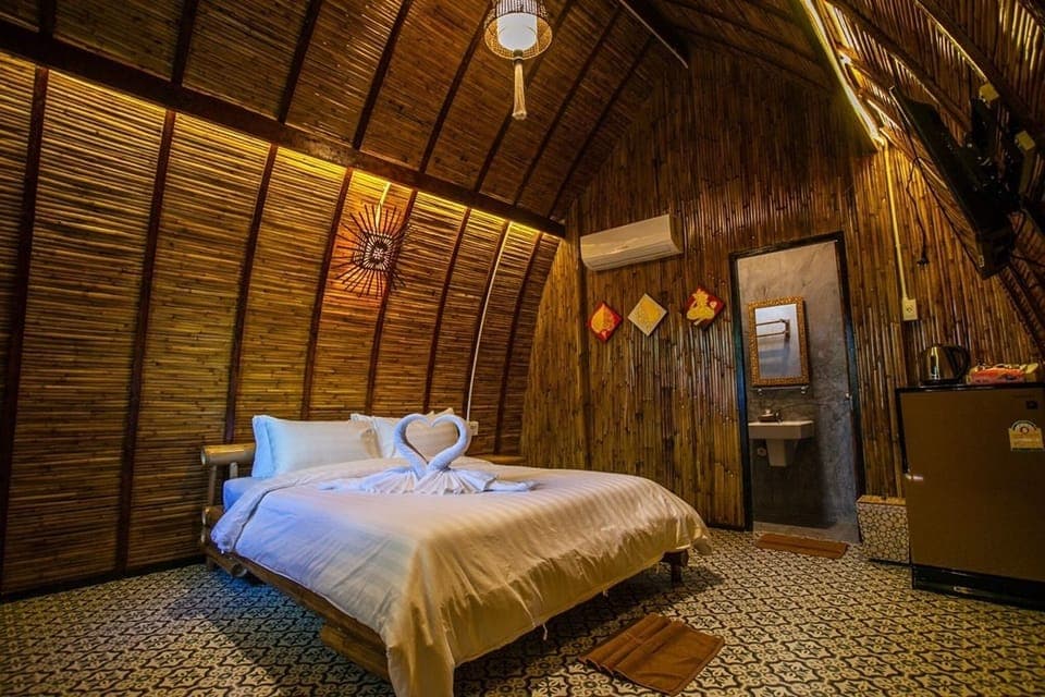 Shower, rainfall showerhead, free toiletries, bidet