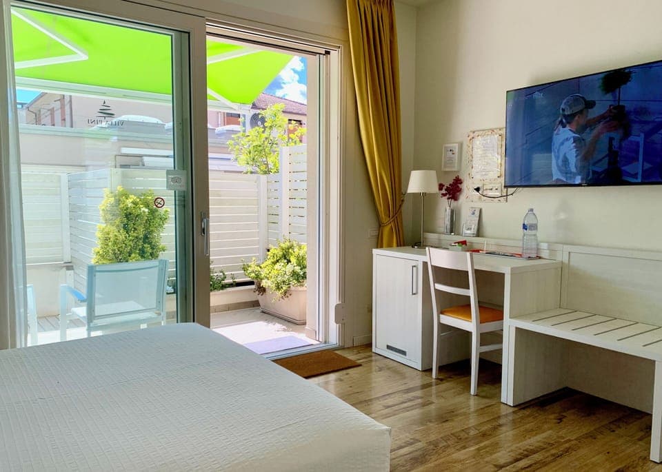 Camera dei fiori 1 | Down comforters, pillowtop beds, desk, laptop workspace