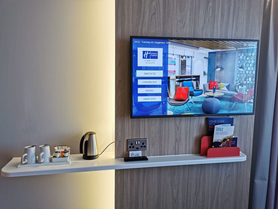 Desk, blackout drapes, iron/ironing board, free cribs/infant beds