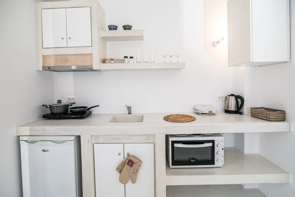 Fridge, stovetop, coffee/tea maker, electric kettle