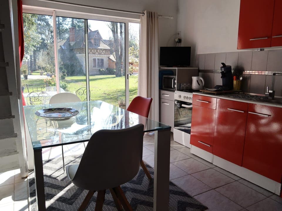 Family Studio Suite | Living area | Flat-screen TV