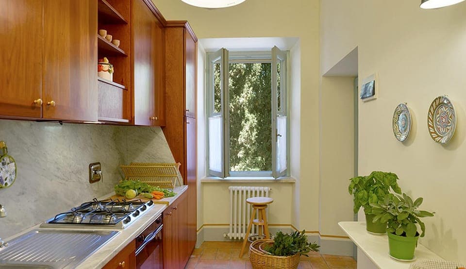 The kitchen is well equipped and has a dining table