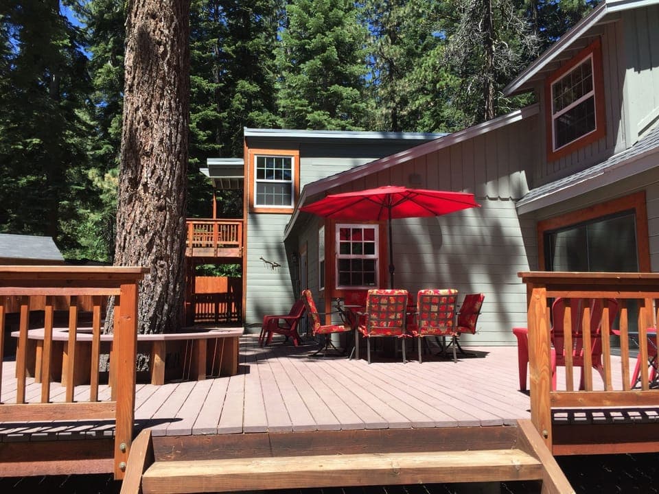 Lippe Lodge in its beautiful mountain setting.