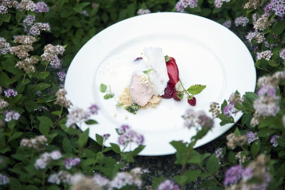 Lunch and dinner served, local and international cuisine