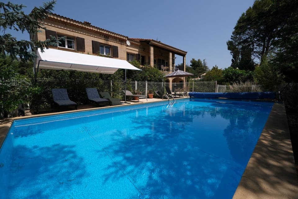 Holiday rental CHATEAUNEUF LE ROUGE, house to rent with all comfort swimming pool. 6 people Online reservation with Plaisirs & Maisons de Provence