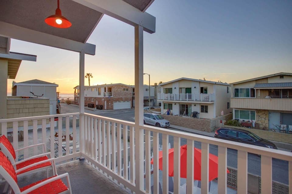 Front balcony view to the nearby 40th Street beachfront, just 2 houses away
                