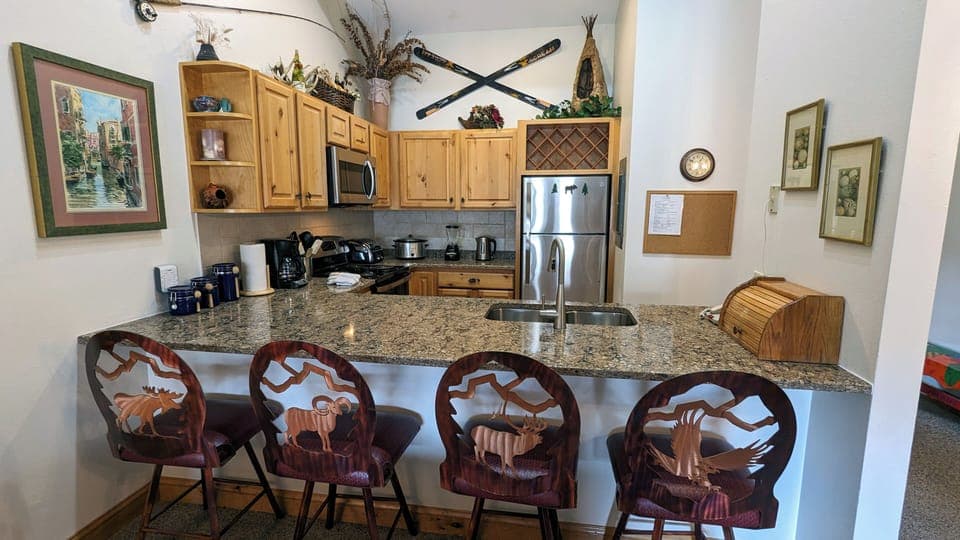 Beaver Creek West Condo P-4 kitchen with breakfast bar