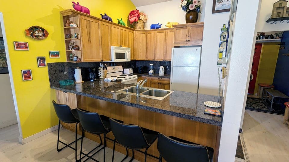 Beaver Creek West Condo C-4 kitchen with breakfast bar