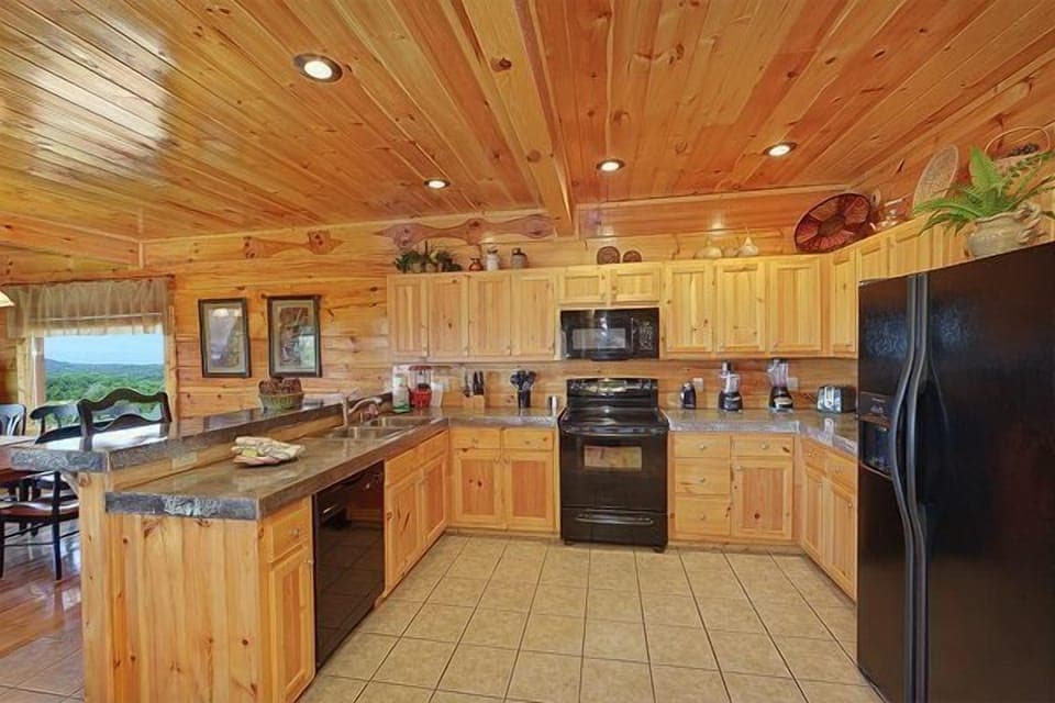 Well furnished kitchen for every occassion and breakfest bar with a view.