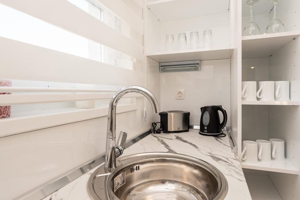 Apartment, 1 Bedroom, Terrace | Private kitchen | Paper towels