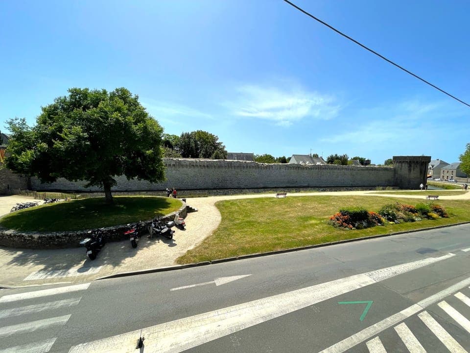 Chambre Lit King-Size | Premium bedding, Select Comfort beds, individually decorated