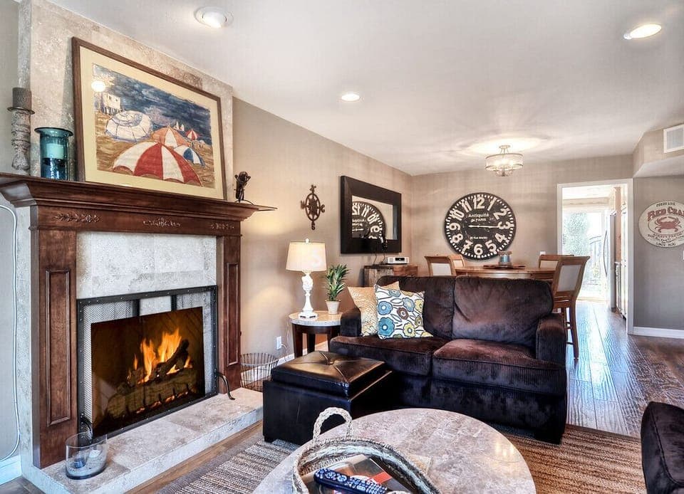 Family Room with Fireplace. STR15-0403