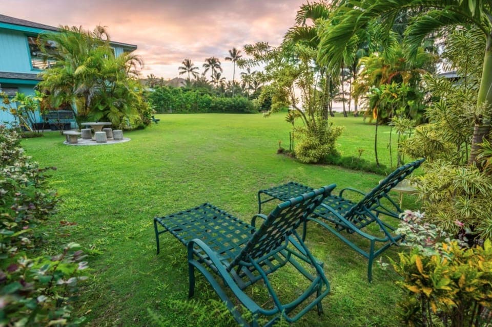 Old Style on Hanalei Bay Tropical Lawn - Many return guest have come with multiple generations over the decades to bask on the lush lawn.