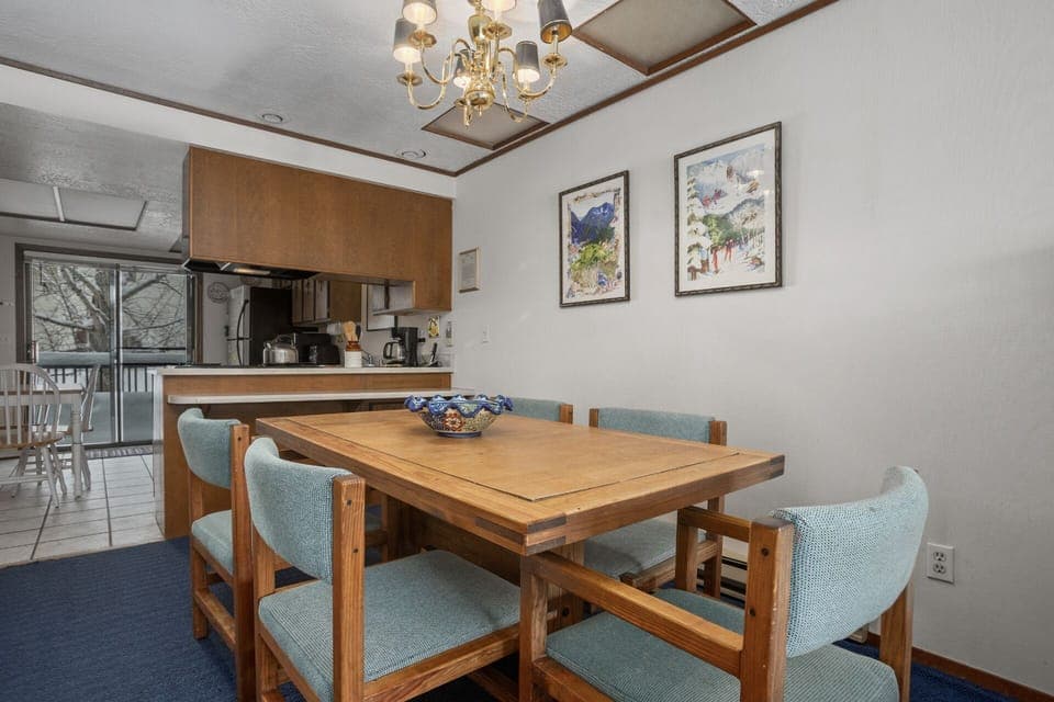 Dining for 6 to 8