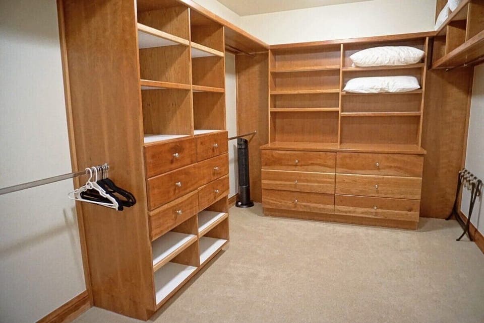 Dressing room within Bedroom 1