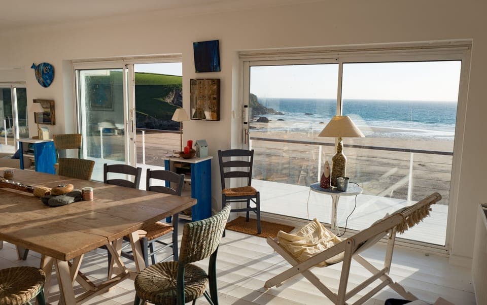 (The dining table now has benches instead of chairs to fit more people in.)