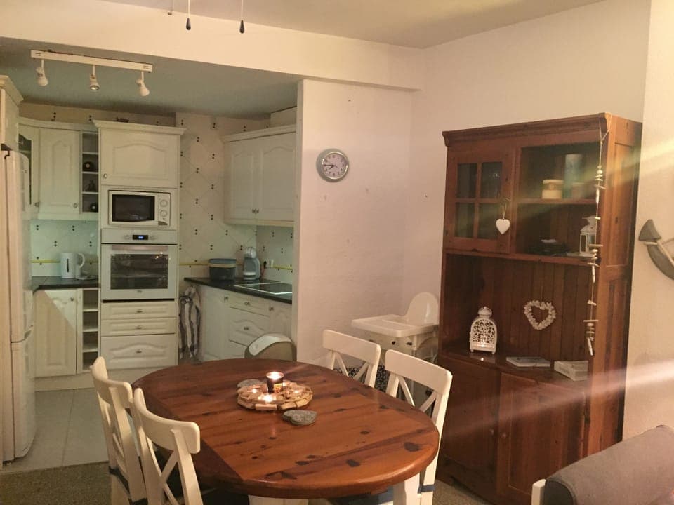 open plan, fully equiped kitchen dinning area- seating for 6 ppl, + 2 highchairs