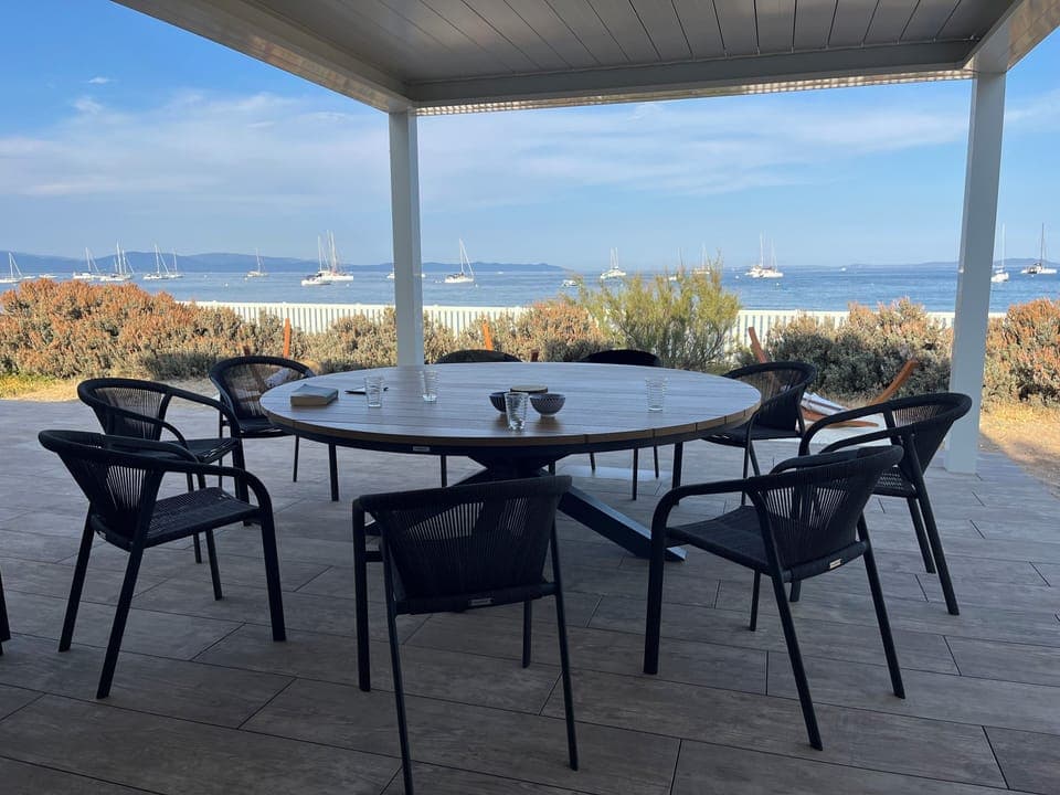 Terrace with direct access to the beach
