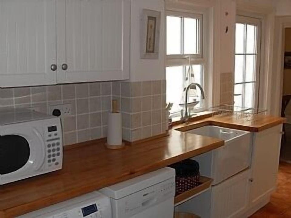 Kitchen with microwave, dishwasher and microwave
