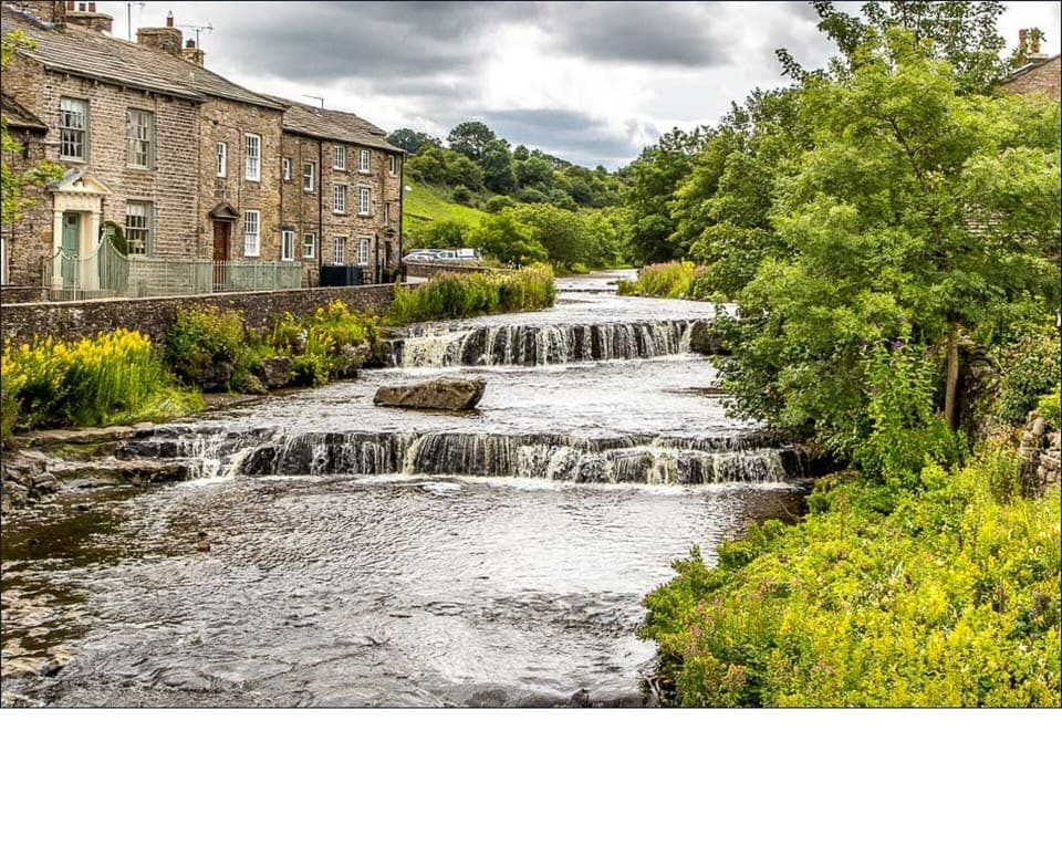 Yarn House, view from the bridge over Gayle beck