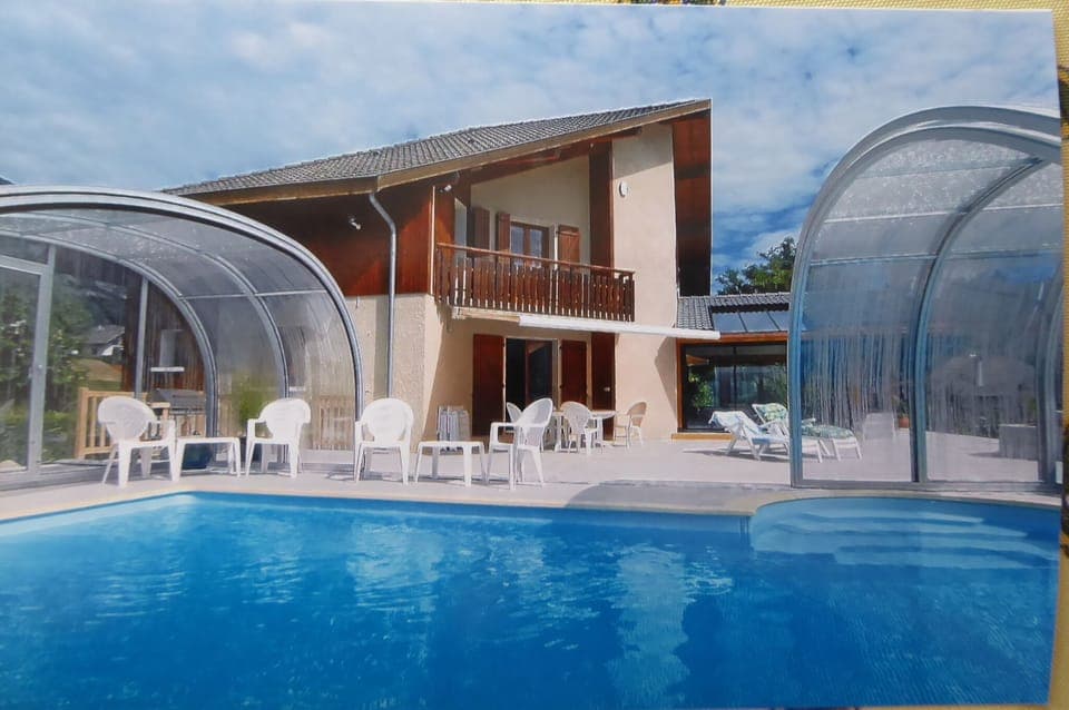 The pool temperature in the summer is generally between 24-28 degrees.