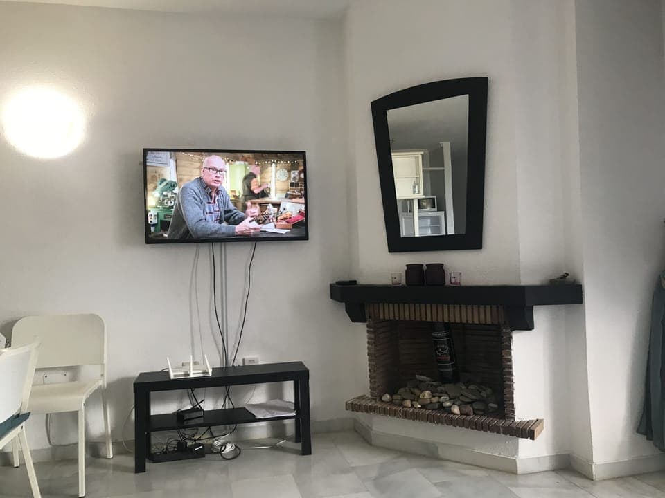 Wall mount tv with international channels plus Uk 🇬🇧 tv via AVATEL fast wifi 