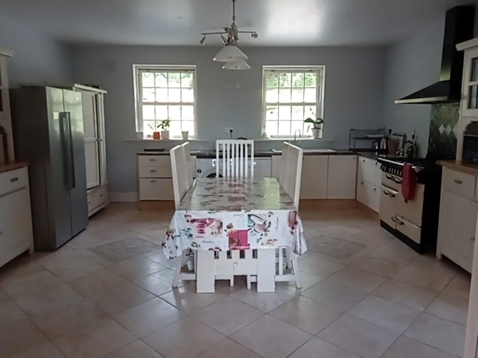 Kitchen,
Table and 6 Chairs,  American FF, Range cooker, D/W, W/M , 1.5 Sink