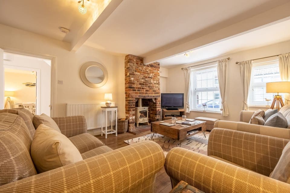 Coxswain's House, Wells-next-the-Sea: Comfortable sitting room with wood burning stove
