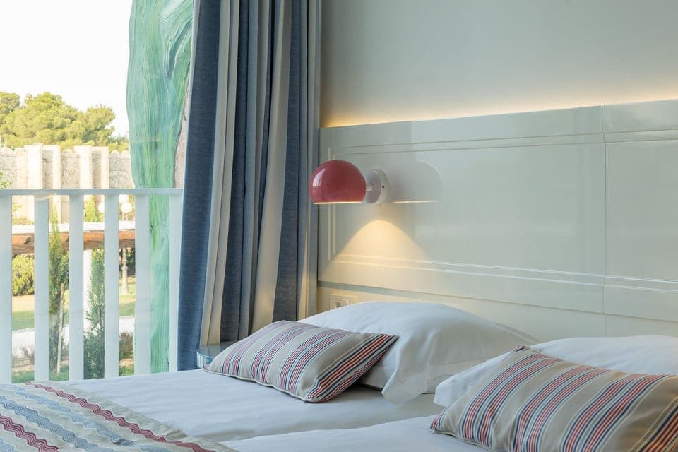 Down comforters, in-room safe, desk, blackout drapes