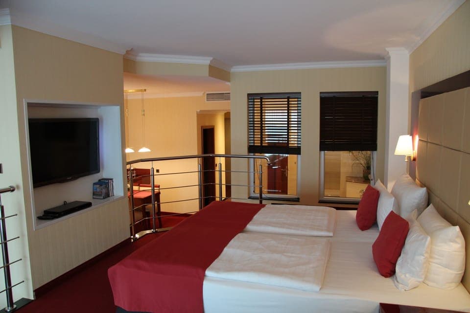 Deluxe Suite | Hypo-allergenic bedding, in-room safe, desk, laptop workspace