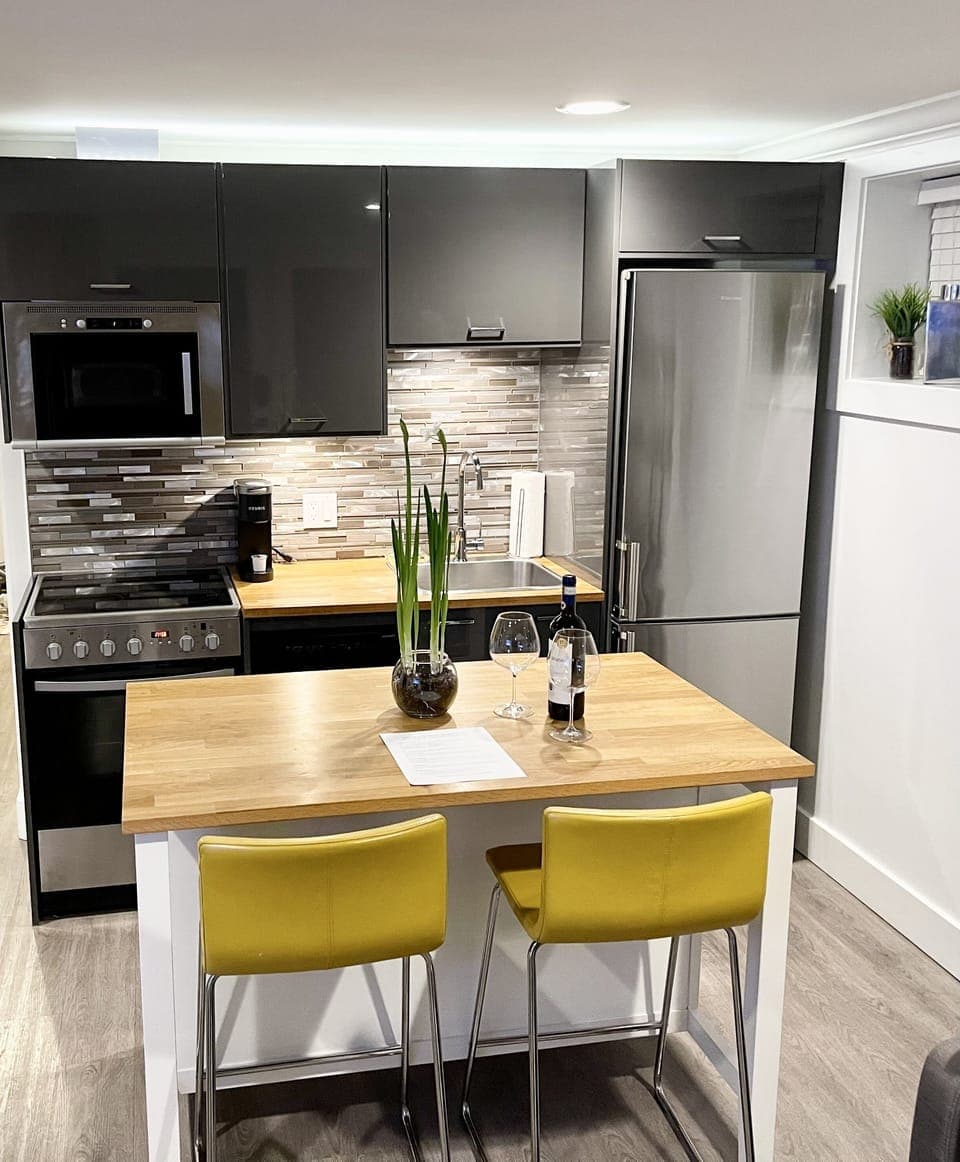 The island in the kitchenette is movable, making the living area flexible