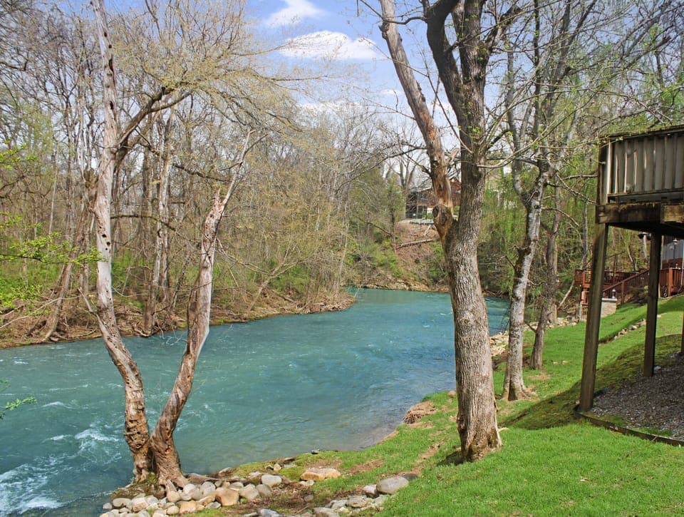 Budget Friendly Pigeon Forge Cottage "Henderson's Riverside" - Little Pigeon River located right behind cabin