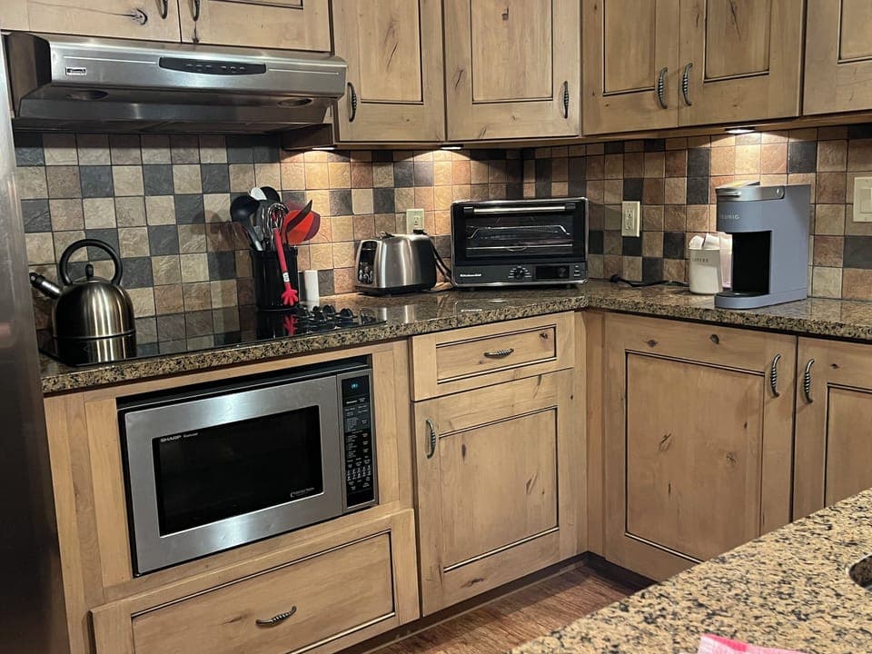 The electric cooktop and convection/microwave oven