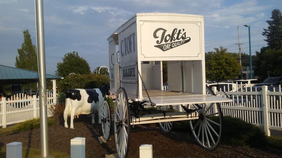DELICIOUS HOMEMADE 52 FLAVORS ICE CREAM 
OHIO'S OLDEST DAIRY/SANDUSKY RT 250