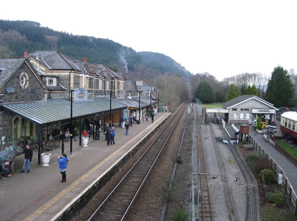 Train platform with great cafe serving vegan and vegetarian options